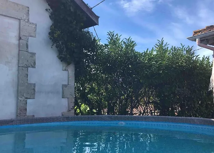 Maison A Avec Piscine Hors-sol 펜션 *